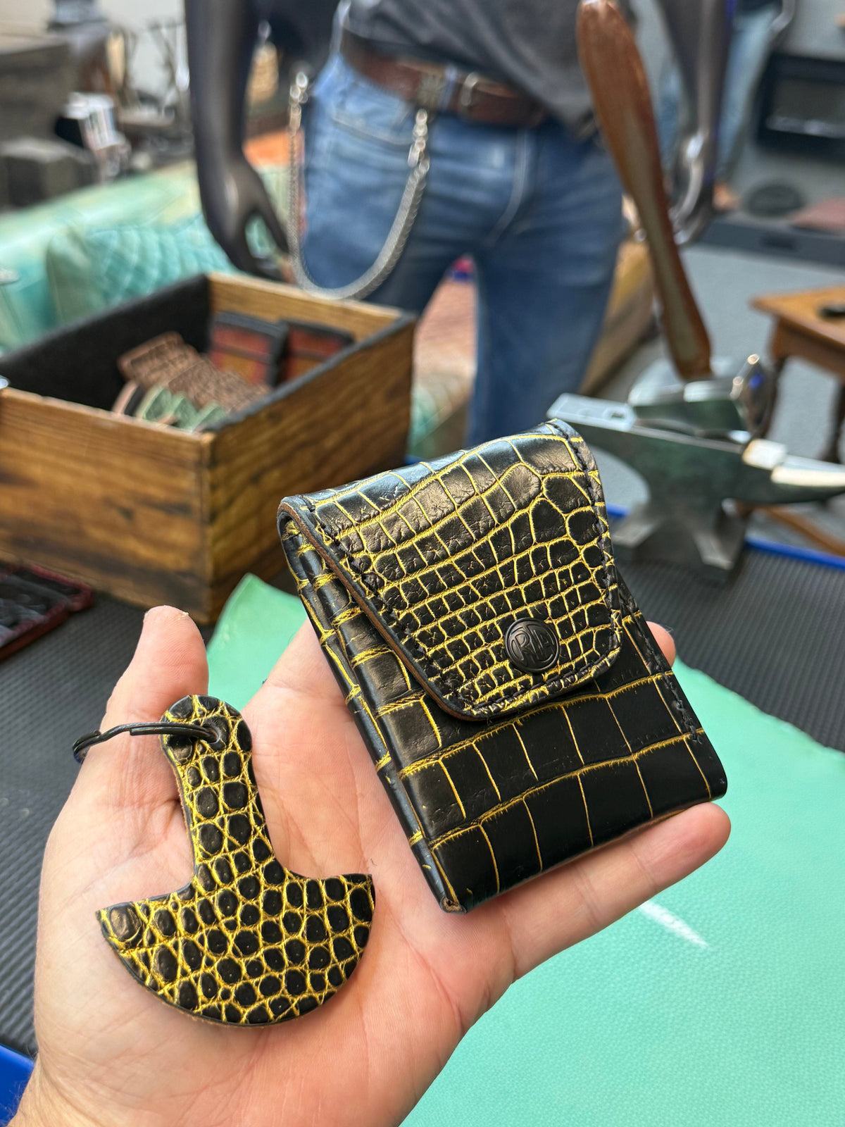 Sarasota Wallet - Black/Gold Alligator - Anvil Customs